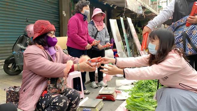 高市議員黃捷(右)17日到市場掃街、發春聯，姿態放得低，希望爭取選民認同。（圖為中時資料照）