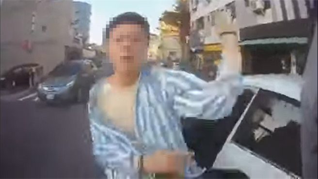 汽车驾驶（如图）愤怒的下车向机车骑士甩鸡排，飙骂脏话。（脸书社团《爆料公社》／苏育宣翻摄）