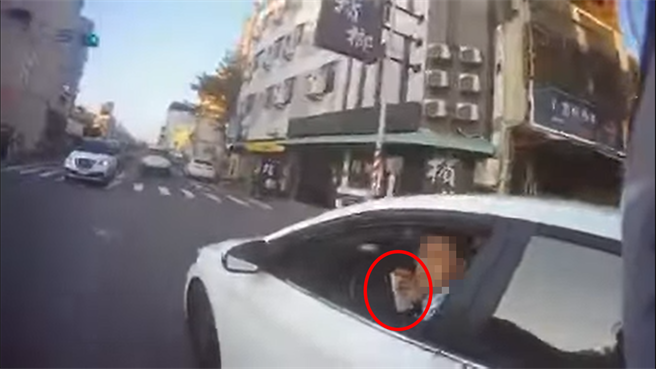 红圈处可见汽车驾驶原本正开心吃着鸡排，但切车不顺还遇上狂按喇叭的重机骑士，一时情绪失控将手上的鸡排砸出去。（脸书社团《爆料公社》／苏育宣翻摄）