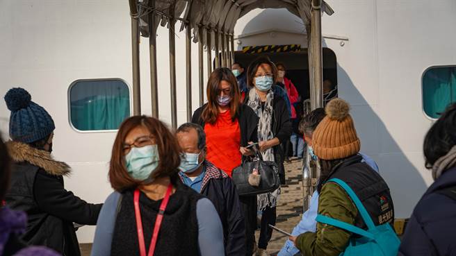 疫情帶動郵輪國旅行程，雲頂郵輪集團旗下的星夢郵輪「探索夢號」18日上午首次停靠台中港，帶來近千人國旅遊客。（參山處提供）