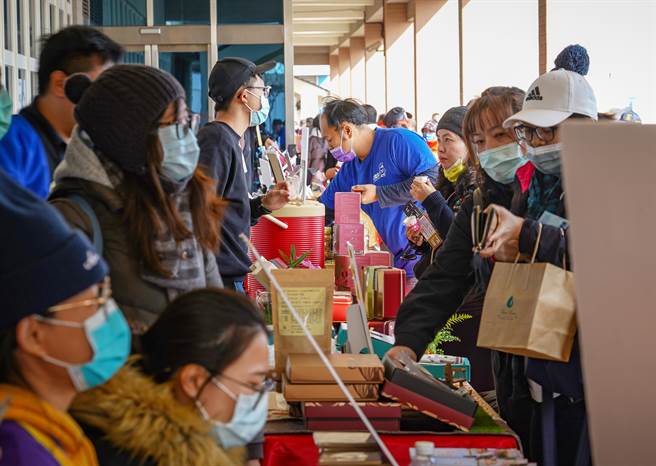 參山處在旅客服務中心設置伴手禮與農特產市集，讓旅客盡情逛採買伴手禮，將中彰地區特色產品一次帶回家。（參山處提供）