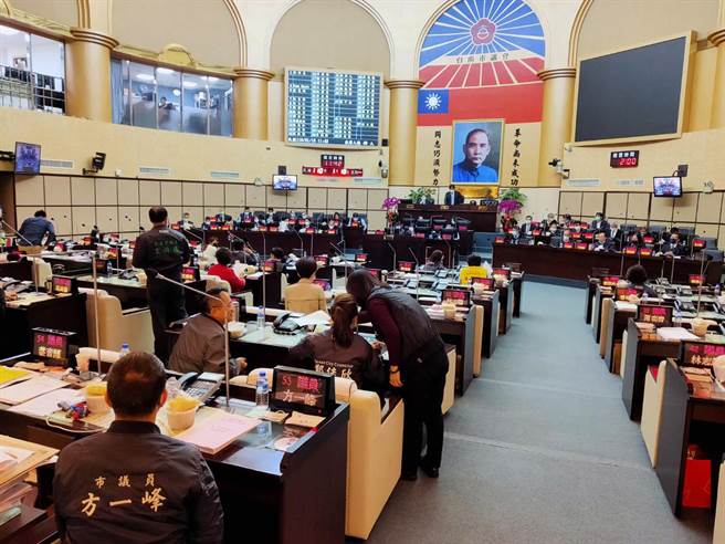 台南市議會召開臨時會順利三讀通過台南市110年度總預算案。（洪榮志攝）