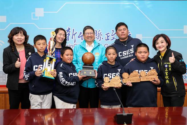竹东镇中山国小棒球队在诸罗山杯国际软式少年棒球邀请赛夺季军，县长杨文科（中）拿奖杯分享荣耀时笑说「好重哟！」（罗浚滨摄）