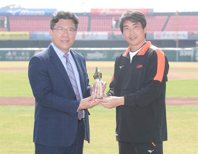 統一獅林岳平（右）收卓越獎。（中央社）