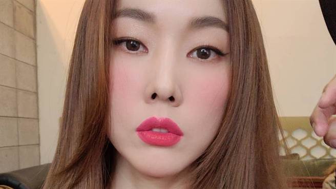 韩惠珍近日在IG上晒出自拍照，辣秀超狂腹肌曲线。（图／IG@modelhanhyejin）