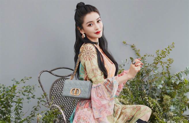 面對排山倒海的婚變傳言，Angelababy近日依舊秉持敬業精神曝光代言美照。（圖／摘自微博@ angelababy）