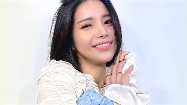 颂乐(Solar)近日在个人IG上晒出火辣穿搭展现好身材。（图／IG@solarkeem）