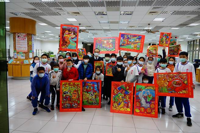 新进国小推广版画教育，连续9年都以生肖主题创作年画，今年也做成红包袋、桌历等文创品，今天选在户政事务所发表，与民眾一同分享。（庄曜聪摄）