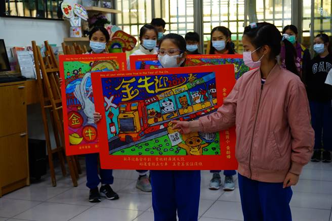 新进国小推广版画教育，连续9年都以生肖主题创作年画，今年也做成红包袋、桌历等文创品，今天选在户政事务所发表，与民眾一同分享。（庄曜聪摄）