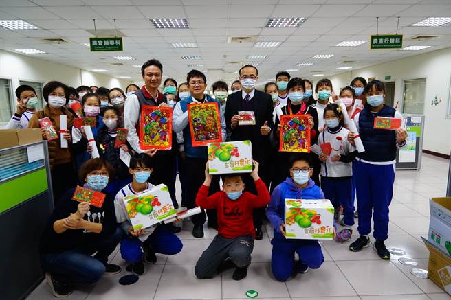 新进国小推广版画教育，连续9年都以生肖主题创作年画，今年也做成红包袋、桌历等文创品，今天选在户政事务所发表，与民眾一同分享。（庄曜聪摄）