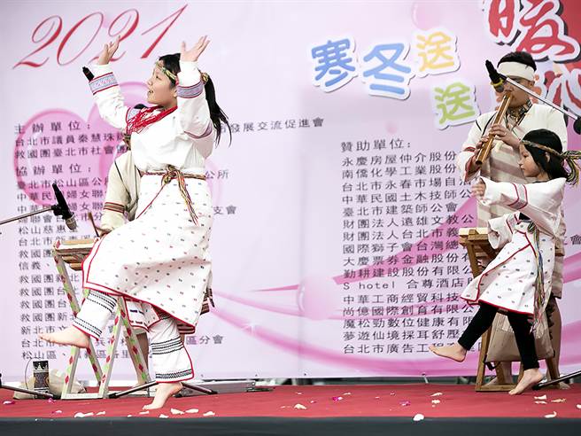 主办单位安排精采的节目表演，现场热闹非凡。(图/永庆房屋提供)