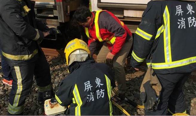 台铁林姓调车工遭车厢夹杀亡，结婚3年妻见遗体痛哭瘫软在地。（翻摄画面／潘建志屏东传真）