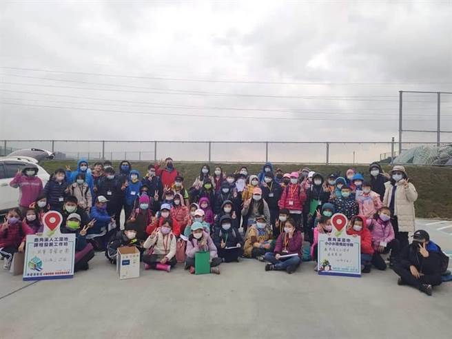 「鹿角溪人工濕地課程發展工作坊」由樹林國小教師胡秀芳與一群熱血教師組成，每月第3個周日都會帶著學童到濕地進行生態觀察，維護環境。（圖由樹林國小教師胡秀芳提供）