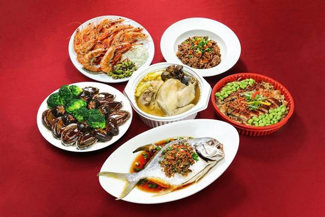 爱买宣布旗下「代客料理」量贩餐厅，今年首度推出独卖铁板烧主厨「经典年菜套组」抢客。图／业者提供