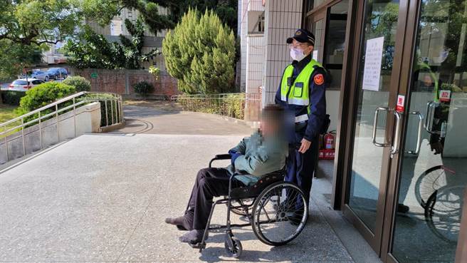 老翁獨自坐輪椅外出迷途，警方獲報協助返家。（警方提供／何冠嫻苗栗傳真）