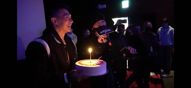 周杰伦上周六现身戏院，剧组特地为他提前庆生。（创映电影、量能影业提供）