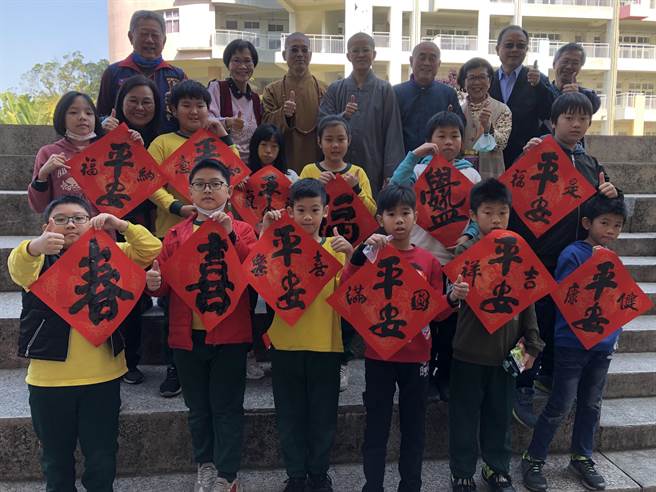 高雄永清国小18日特别请来多位书法家提笔挥毫，除了让学生了解书法之美与文字的意义外，更激发学生们对书法的学习动机，并发挥创意创，写出自己的新年新希望。（洪浩轩摄）