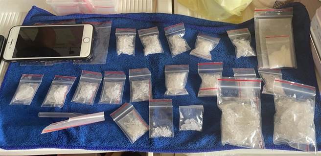 50岁洪姓女子贩毒专挑离家近的传统市场面交，她自以为市场逃窜方便、警方难搜证，但洪女不知其早已被警锁定；高市刑大抓人当天恰巧寒流来袭，干员在寒风低温中埋伏近10小时，见她穿厚大衣、戴毛帽走出家门，一举逮人并进屋内搜索，查扣19小包安非他命，药脚也指证歷歷，讯后被声押获准。（翻摄照片／刘宥廷高雄传真）