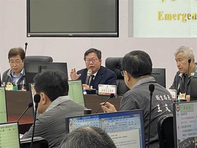 部立桃园医院日前爆发院内群聚感染，18日已累积5名医护人员确诊染疫，因应院内感染疫情升温，桃园市卫生局与境内急救责任医院组织紧急应变联络网络，针对急重症病患启动相关措施。图为桃园市长郑文灿。（资料照，蔡依珍摄）