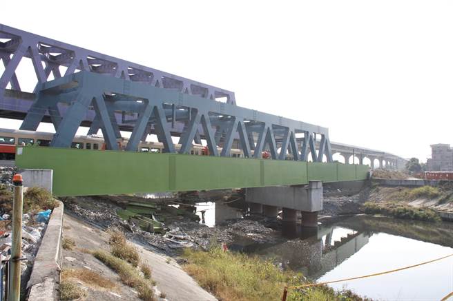 台铁进行桥头区牛埔溪桥改建工程，目前进度超前约2％达93.6％，预计今年6月可以完工。绿色桥梁为临时桥，后面的是永久桥。（林瑞益摄）
