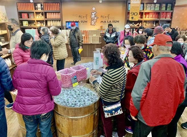 信义乡农会梅子梦工厂，可以採购优质农特产品伴手礼。（廖志晃摄）