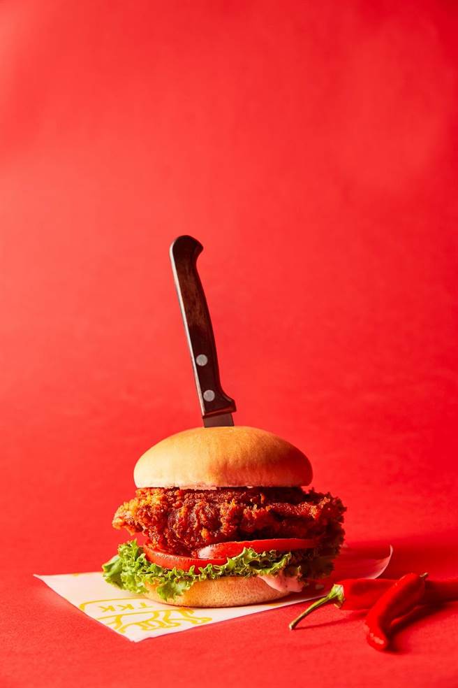 顶呱呱上个月打出「地表最辣汉堡」辣味炸鸡堡，挑战嗜辣族极限。（顶呱呱提供）