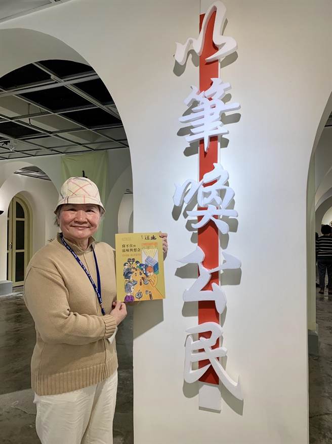 人称「馒头阿嬷」的董育娴，人生虽歷经大起大落，但仍不断重新站起来。寄情写作的她，10年来记录了照顾癫痫儿的故事，文章感动无数人。（李宜杰摄）