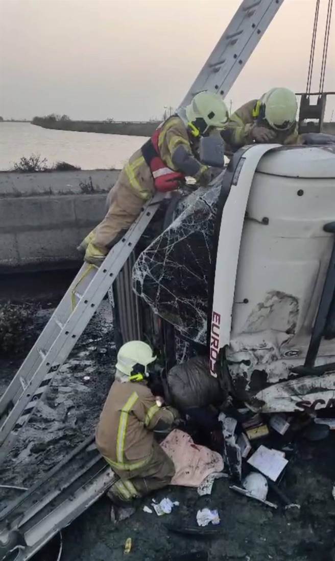 一辆大货车从台61线下北门系统交流道时，不知何故自撞后翻落边坡，驾驶一度受困，警消出动将人救出送医。（读者提供／庄曜聪台南传真）