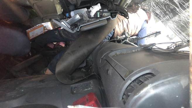 一辆大货车从台61线下北门系统交流道时，不知何故自撞后翻落边坡，驾驶一度受困，警消出动将人救出送医。（读者提供／庄曜聪台南传真）