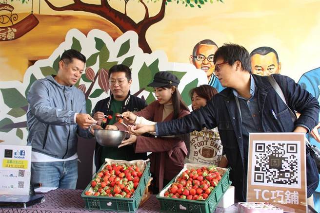 新鲜草莓沾TC巧舖「世界金牌巧克力酱」的新滋味。（图／TC巧舖提供）