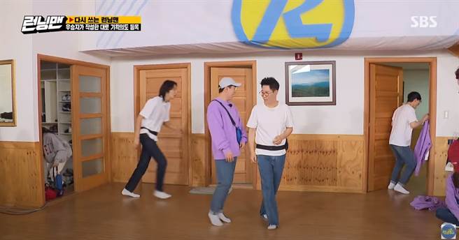 刘在锡不小心开了宋智孝的门。（图／YT@런닝맨 - 스브스 공식 채널）
