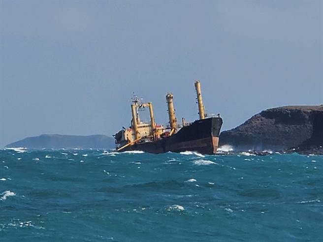无船名货轮搁浅于澎湖西吉屿岸际，船上及岛上都没有人。（海巡队提供／陈可文澎湖传真）