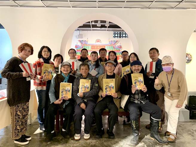 由台南社大发起的台南首本公民文学杂志《土道》创刊已10年，未来将朝政策倡议持续迈进。（李宜杰摄）