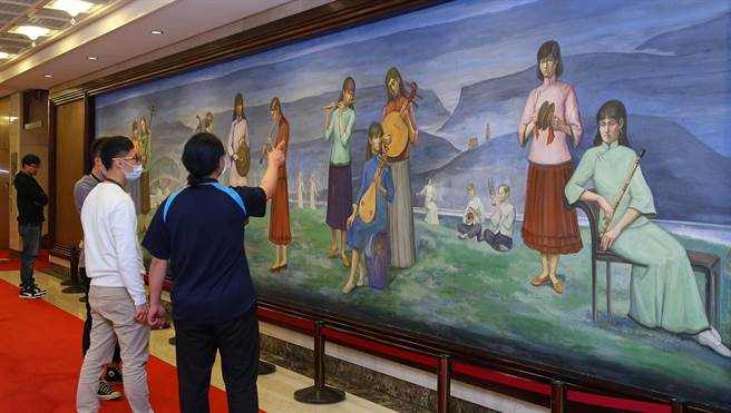 由艺术家陈景容所创作的湿壁画《乐满人间》，是国家音乐厅重要的艺术作品。（陈君玮摄）