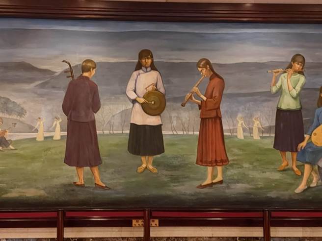 由艺术家陈景容所创作的湿壁画《乐满人间》，图中央的女子，手拿锣鼓迎宾客。（李欣恬摄）