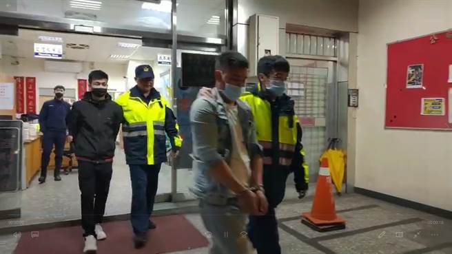 29岁黎姓新郎因被调侃酒量太差，与31岁范姓友人当街上演全武行，警方获报将2人双双送办。（翻摄）