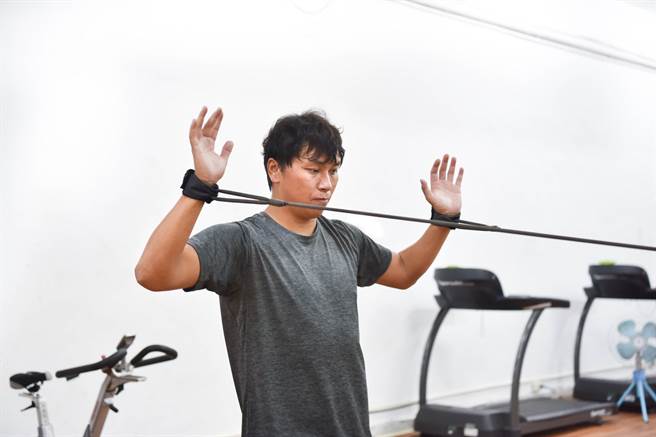 2010年罗嘉仁手肘韧带撕裂伤，与李恒儒开始合作，持续九年復健训练，因显着成效在职棒界口耳相传，多位职棒选手纷纷找上他，进行季后自主训练。(台师大提供)