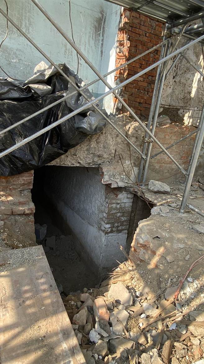 百年台中州厅修復工程，拆除室内装修时，意外发现「C栋防空洞」。（陈淑芬摄）