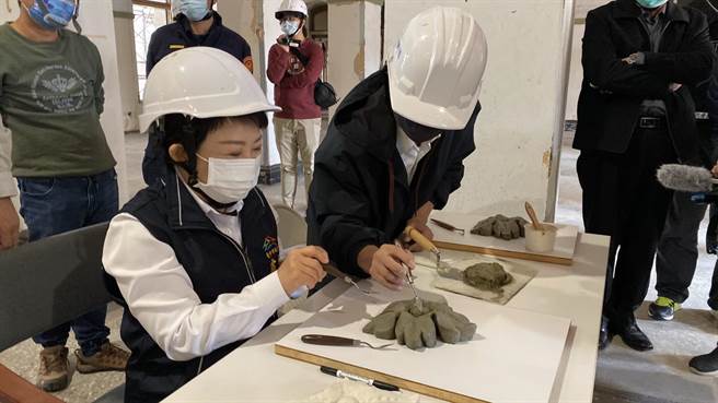 台中市长卢秀燕（左1）视察台中州厅修復工程，体验匠师泥塑。（陈淑芬摄）