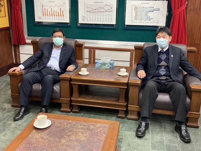 环保署长张子敬（左）与云林地检署检察长洪家原（右）强调环、检合作，对于遏止环境破坏行为的必要性及重要性。（云林地检署提供／张朝欣云林传真）