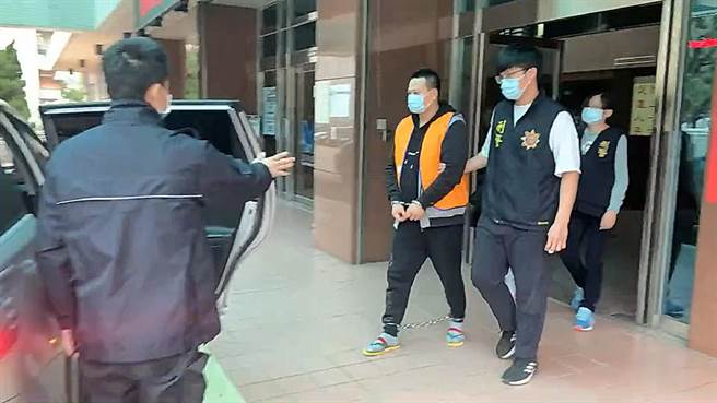 林姓男子（右3）等诈骗集团，为规避组织犯罪刑责，刻意将话务机房的规模降低至2人，与女友一起电话行骗在日本的华人。（翻摄画面／胡欣男台北传真）