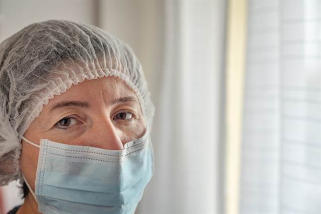 国内新增2医护本土病例，他们都有慢性鼻炎问题，而未能在第一时间怀疑为新冠症状。此为示意图。（达志影像/shutterstock)