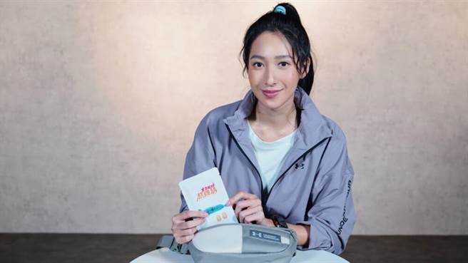 活力系女神杨晴在《女力报到》系列剧以严格中尉排长、总经理秘书声势扶摇直上，近日获邀担任「女力报到熬鸡精」代言人。（TVBS提供）