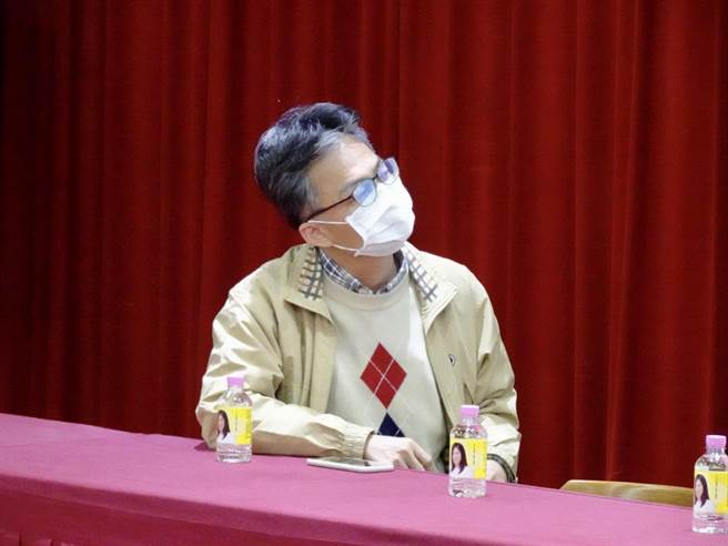 被查水表后，医师苏伟硕首度在高雄宣讲反莱猪。（林宏聪摄）