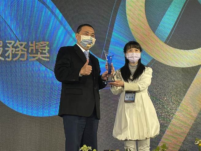 藥師林容瑩無償為高診次患者提供居家照護，獲得新北藥事服務獎的社區服務卓越獎。（李俊淇攝）