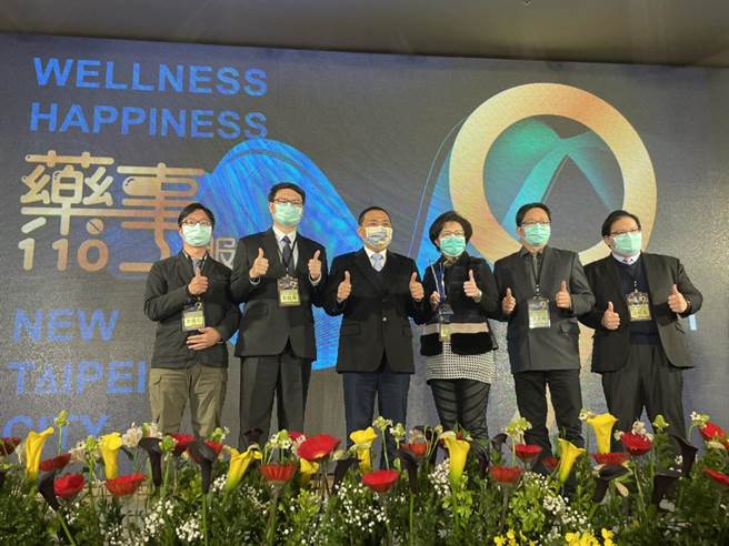 新北市立聯合醫院與所屬藥師藥師王建贏一舉拿下特殊貢獻機構獎及臨床服務傑出獎。（李俊淇攝）