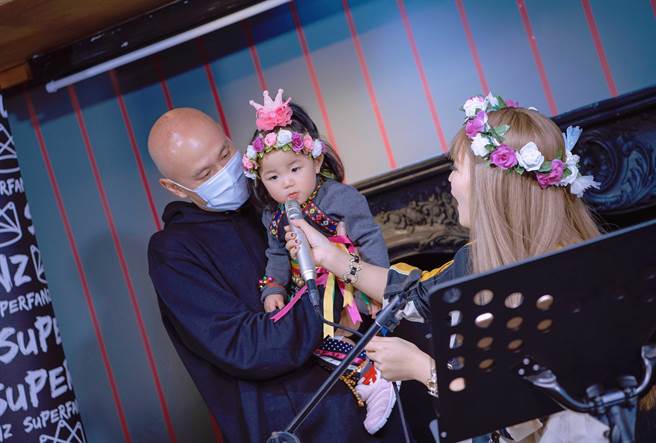 黃美珍一家三口。（Superfanz提供）