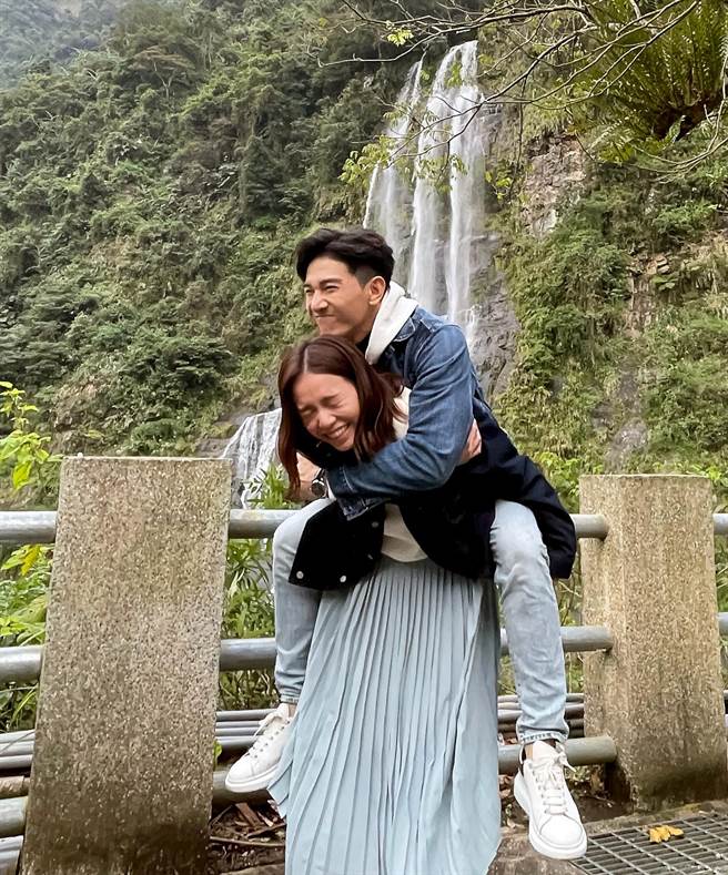 宋芸桦背张立昂。（桦丽探险提供）