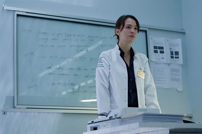 张榕容饰演冷静又感性的博士。（牵猴子提供）