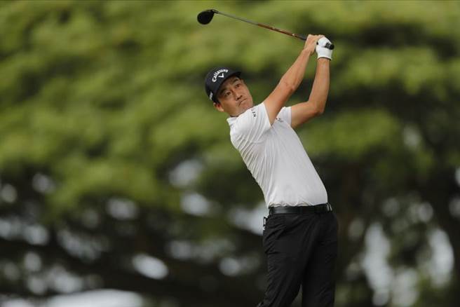 韩裔美籍高球好手罗相昱在索尼公开赛第四回合第18洞成功抓鸟，最终以1杆之差惊险拿下生涯第五座美巡赛冠军。(美联社)